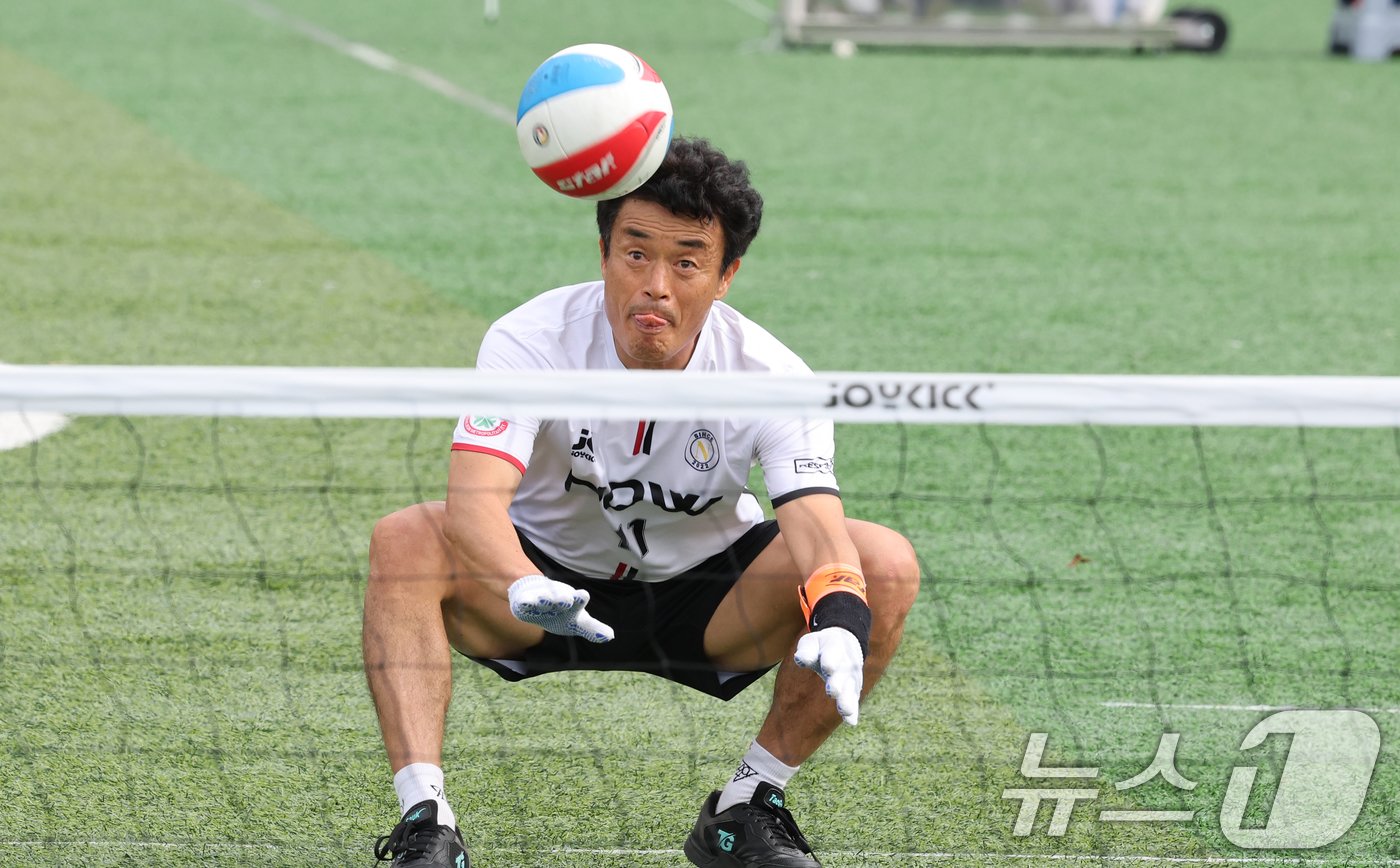 2일 전남 나주시 혁신축구장에서 열린 제3회 뉴스1배 초청 족구대회에서 한 선수가 침착하게 공을 받고 있다. 2024.11.2./뉴스1 ⓒ News1 김태성 기자