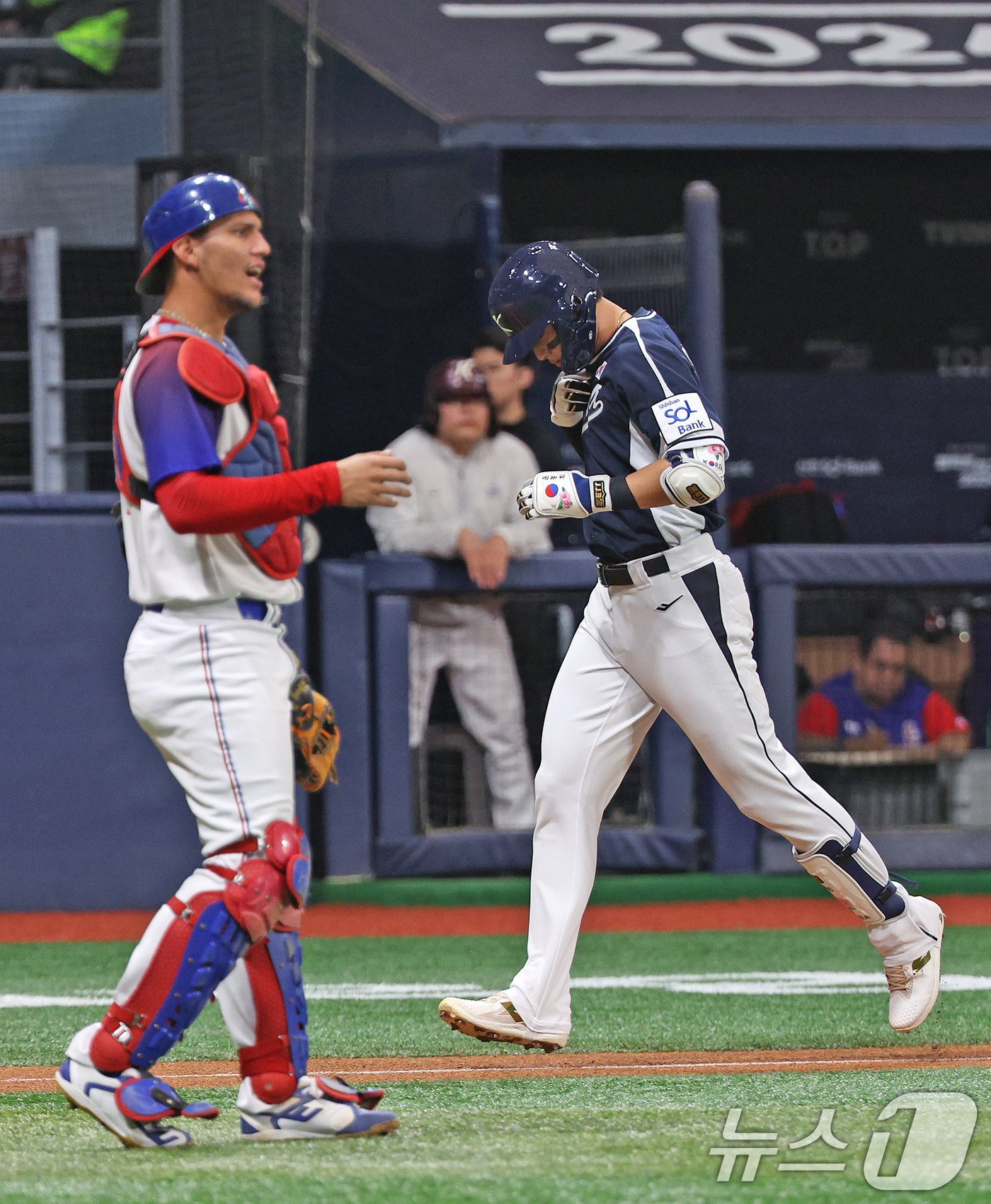 2일 오후 서울 구로구 고척스카이돔에서 열린 &#39;2024 K-BASEBALL SERIES&#39; 대한민국 야구 대표팀과 쿠바 대표팀의 평가전 2차전, 2회초 대한민국 공격 선두타자 윤동희가 홈런을 친 뒤 홈으로 향하고 있다. 2024.11.2/뉴스1 ⓒ News1 장수영 기자