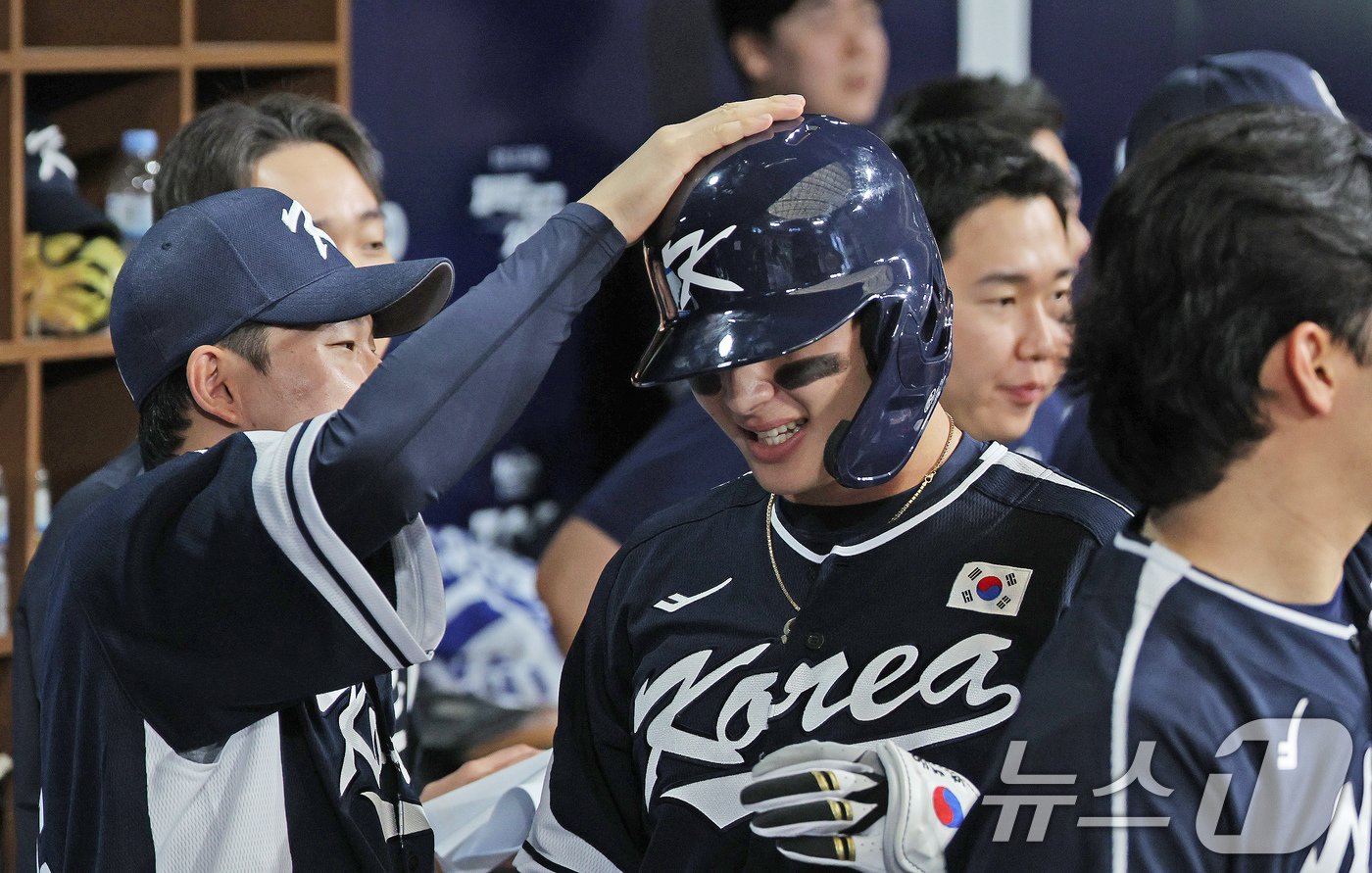 2일 오후 서울 구로구 고척스카이돔에서 열린 &#39;2024 K-BASEBALL SERIES&#39; 대한민국 야구 대표팀과 쿠바 대표팀의 평가전 2차전, 2회초 대한민국 공격 선두타자 윤동희가 홈런을 친 뒤 더그아웃에서 동료들과 기쁨을 나누고 있다. 2024.11.2/뉴스1 ⓒ News1 장수영 기자