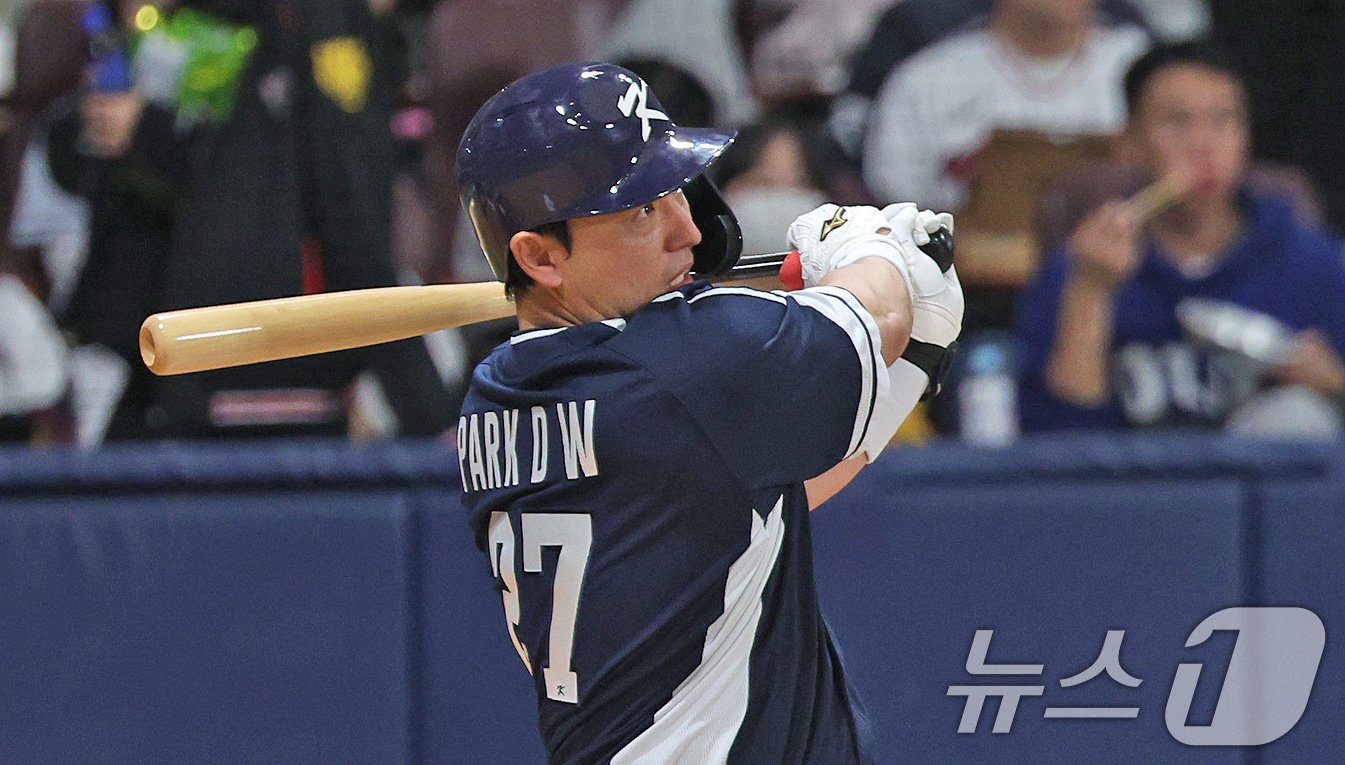 2일 오후 서울 구로구 고척스카이돔에서 열린 &#39;2024 K-BASEBALL SERIES&#39; 대한민국 야구 대표팀과 쿠바 대표팀의 평가전 2차전, 2회초 무사 상황에서 박동원이 2루타를 치고 있다. 2024.11.2/뉴스1 ⓒ News1 장수영 기자