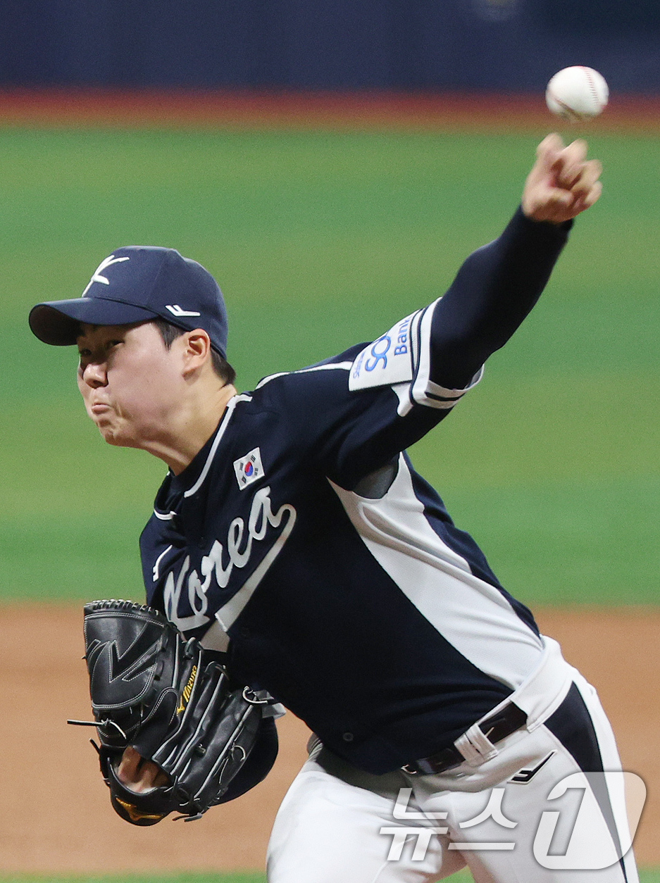 (서울=뉴스1) 장수영 기자 = 2일 오후 서울 구로구 고척스카이돔에서 열린 '2024 K-BASEBALL SERIES' 대한민국 야구 대표팀과 쿠바 대표팀의 평가전 2차전, 1회 …