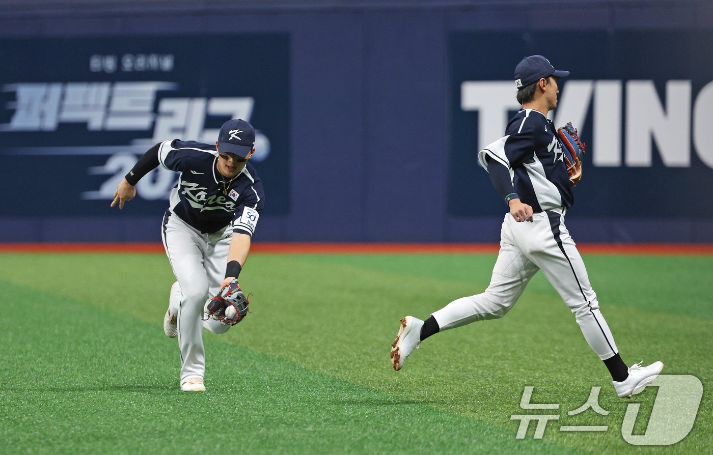 본문 이미지 - 2일 오후 서울 구로구 고척스카이돔에서 열린 '2024 K-BASEBALL SERIES' 대한민국 야구 대표팀과 쿠바 대표팀의 평가전 2차전, 2회말 대한민국 우익수 윤동희가 로베르토 발도퀸의 안타 타구를 잡고 있다. 2024.11.2/뉴스1 ⓒ News1 장수영 기자