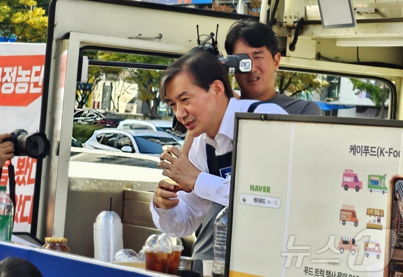 조국 조국혁신당 대표가 2일 대구 중구 반월당 더 현대&#40;대구 현대백화점&#41; 인근에서 열린 &#39;탄핵다방&#39; 1호점 개점 행사에 참석해 시민들에게 커피를 나눠주고 있다. 2024.11.2/뉴스1 남승렬 기자