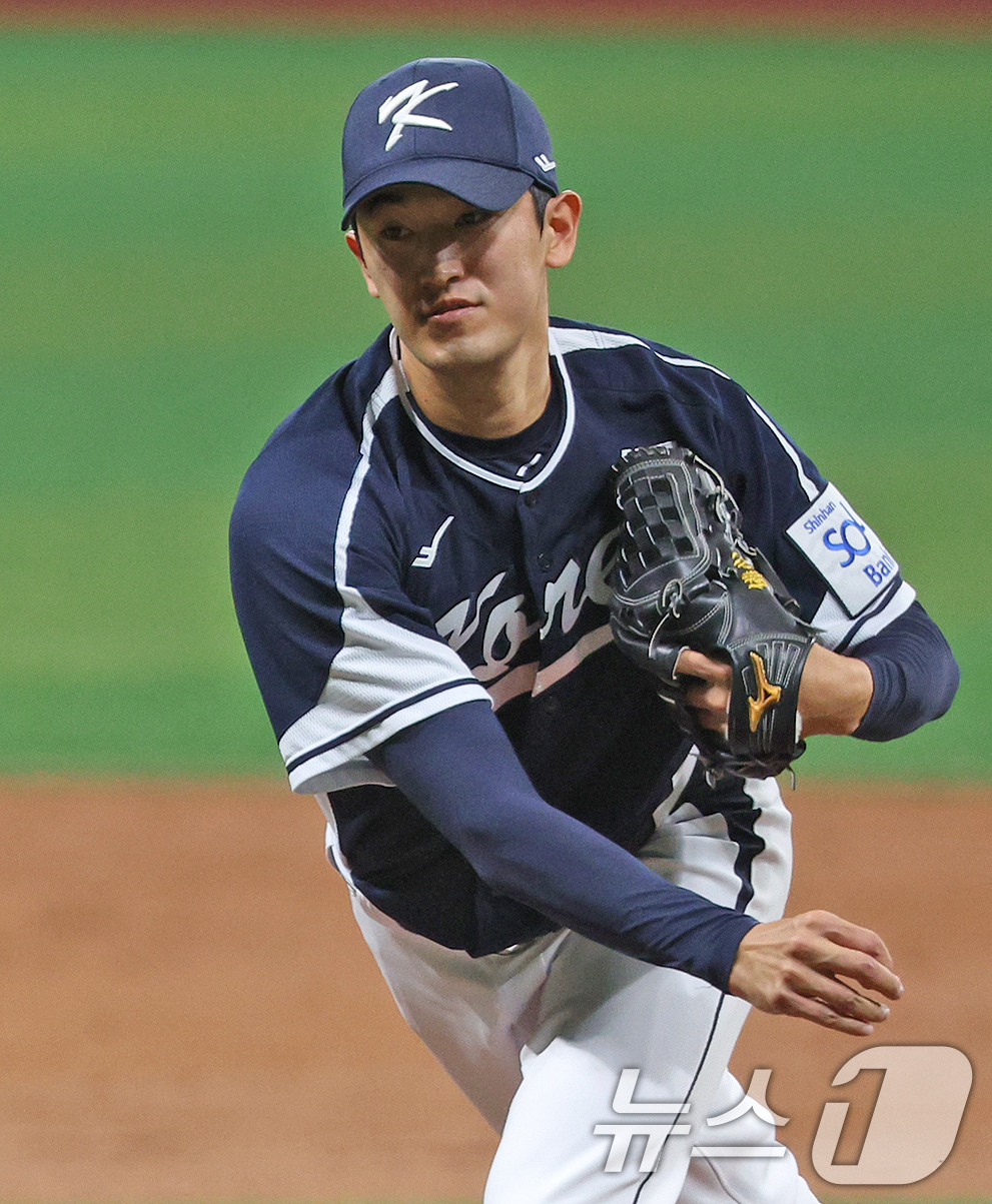 (서울=뉴스1) 장수영 기자 = 2일 오후 서울 구로구 고척스카이돔에서 열린 '2024 K-BASEBALL SERIES' 대한민국 야구 대표팀과 쿠바 대표팀의 평가전 2차전, 3회 …