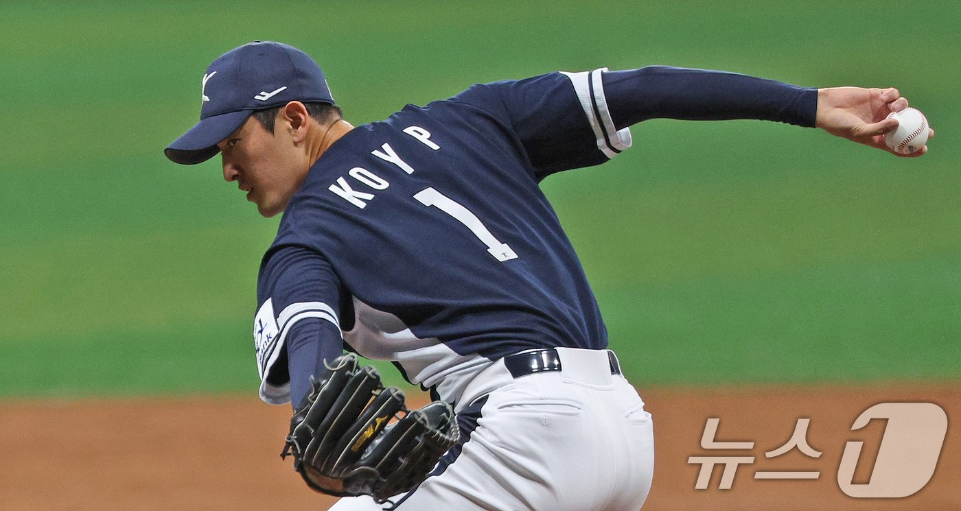 2일 오후 서울 구로구 고척스카이돔에서 열린 &#39;2024 K-BASEBALL SERIES&#39; 대한민국 야구 대표팀과 쿠바 대표팀의 평가전 2차전, 3회말 대한민국 두번째 투수로 등판한 고영표가 역투하고 있다. 2024.11.2/뉴스1 ⓒ News1 장수영 기자