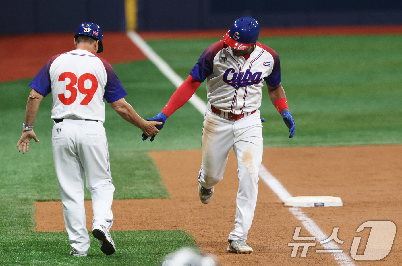 (서울=뉴스1) 장수영 기자 = 2일 오후 서울 구로구 고척스카이돔에서 열린 '2024 K-BASEBALL SERIES' 대한민국 야구 대표팀과 쿠바 대표팀의 평가전 2차전, 3회 …