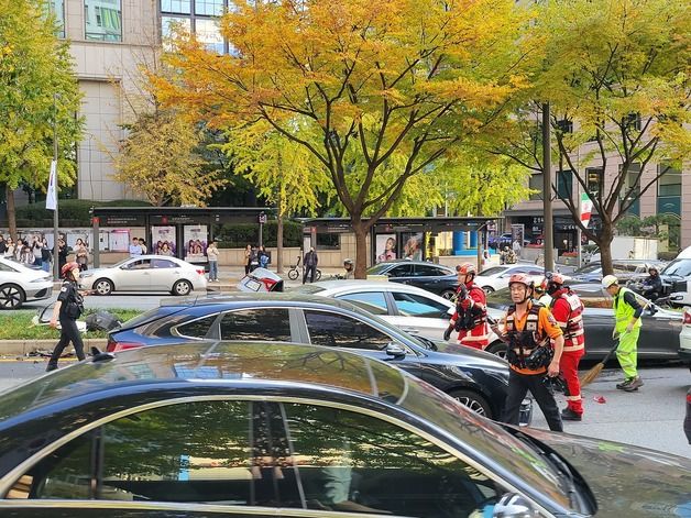 강남 한복판 8중 추돌, 가해차 20대 여성 체포…"무면허 운전"