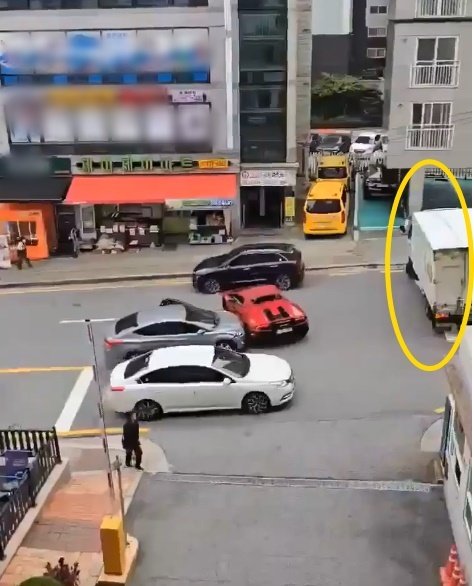 본문 이미지 - 편의점 앞에 불법 정차했던 것으로 추정되는 트럭의 모습. &#40;X 갈무리&#41;