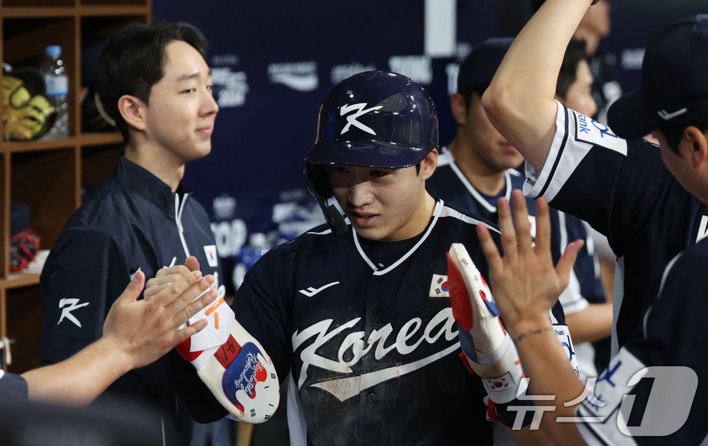 2일 오후 서울 구로구 고척스카이돔에서 열린 &#39;2024 K-BASEBALL SERIES&#39; 대한민국 야구 대표팀과 쿠바 대표팀의 평가전 2차전, 4회초 대한민국 공격 무사 1루 상황에서 1루주자 이주형이 박성한의 1타점 2루타로 득점한 뒤 동료들과 기뻐하고 있다. 2024.11.2/뉴스1 ⓒ News1 장수영 기자