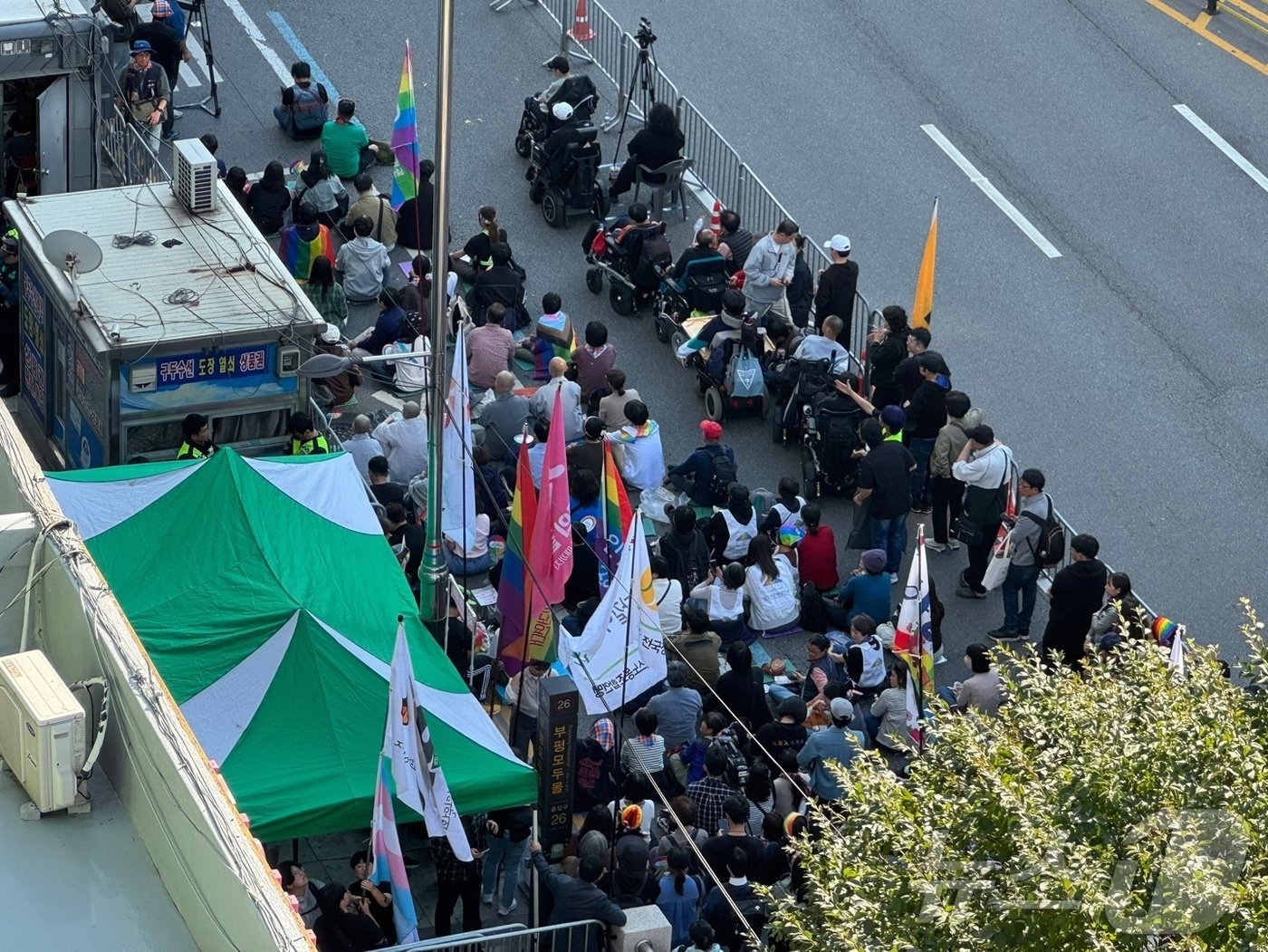 본문 이미지 - 2일 오후 1시부터 인천시 부평구 부평역 일대에서 퀴어축제가 열리고 있다.2024.11.2 ⓒ News1 박소영 기자