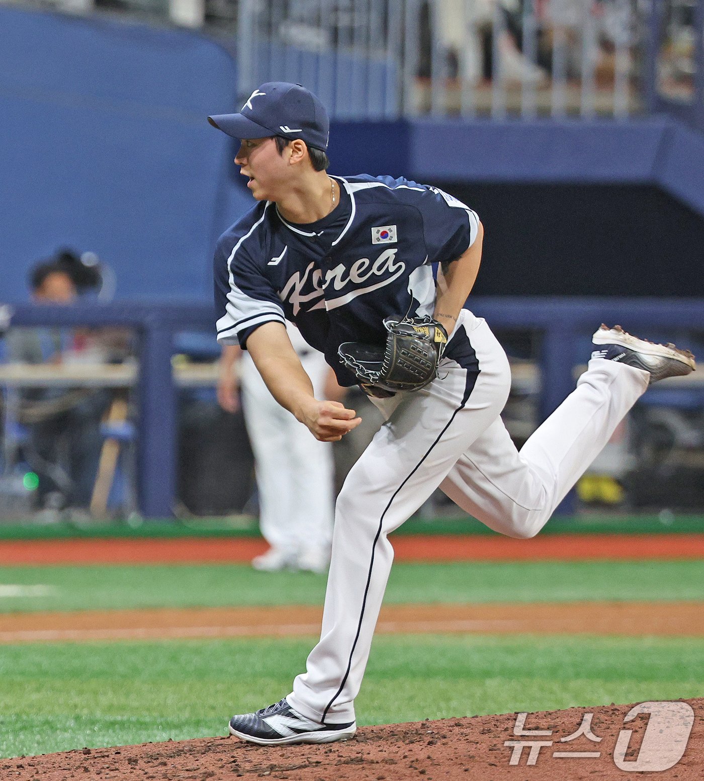 2일 오후 서울 구로구 고척스카이돔에서 열린 &#39;2024 K-BASEBALL SERIES&#39; 대한민국 야구 대표팀과 쿠바 대표팀의 평가전 2차전, 4회말 대한민국 세번째 투수로 등판한 엄상백이 역투하고 있다. 2024.11.2/뉴스1 ⓒ News1 장수영 기자