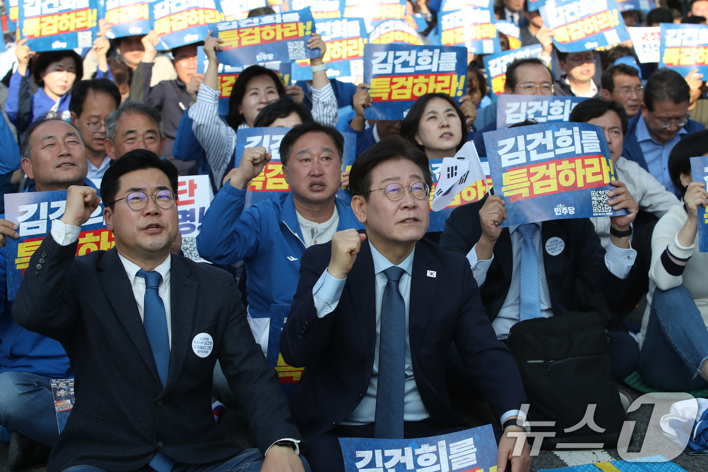 (서울=뉴스1) 이승배 기자 = 이재명 더불어민주당 대표가 2일 오후 서울 중구 서울역 인근에서 열린 ‘김건희 국정농단 범국민 규탄대회’에 참석해 구호를 외치고 있다. 2024.1 …