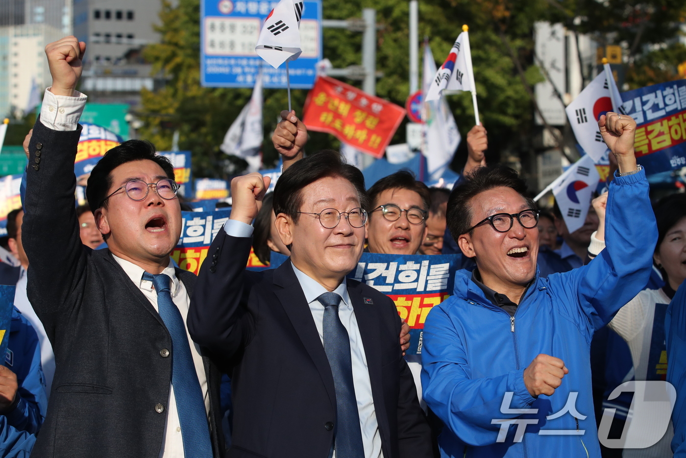 (서울=뉴스1) 이승배 기자 = 이재명 더불어민주당 대표가 2일 오후 서울 중구 서울역 인근에서 열린 ‘김건희 국정농단 범국민 규탄대회’에 참석해 구호를 외치고 있다. 2024.1 …