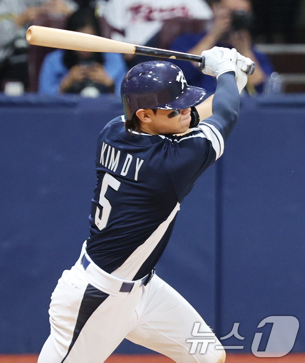 2일 오후 서울 구로구 고척스카이돔에서 열린 &#39;2024 K-BASEBALL SERIES&#39; 대한민국 야구 대표팀과 쿠바 대표팀의 평가전 2차전, 7회초 대한민국 공격 선두타자 김도영이 안타를 치고 있다. 2024.11.2/뉴스1 ⓒ News1 장수영 기자