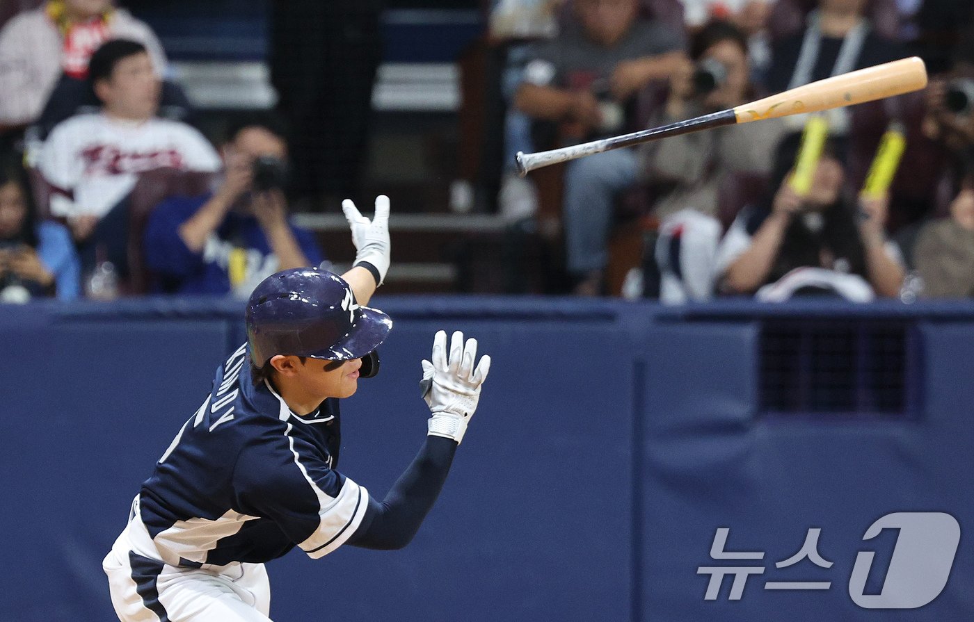 2일 오후 서울 구로구 고척스카이돔에서 열린 &#39;2024 K-BASEBALL SERIES&#39; 대한민국 야구 대표팀과 쿠바 대표팀의 평가전 2차전, 7회초 대한민국 공격 선두타자 김도영이 안타를 치고 있다. 2024.11.2/뉴스1 ⓒ News1 장수영 기자