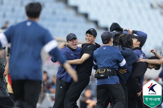 2일 오후 부천종합운동장에서 열린 하나은행 K리그2 2024 38라운드 부천FC와의 경기에서 0-0으로 비기며 K리그2 우승을 확정한 FC안양 유병훈 감독이 경기 종료 후 환호하고 있다.  &#40;프로축구연맹 제공&#41; 2024.11.2/뉴스1