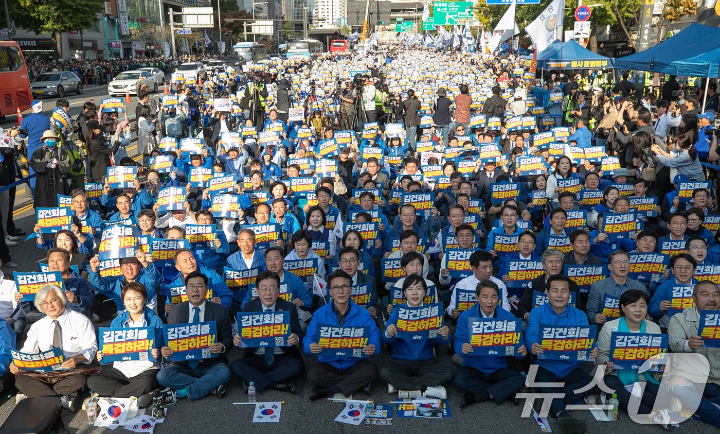 이재명 더불어민주당 대표가 2일 오후 서울 중구 서울역 인근에서 열린 ‘김건희 국정농단 범국민 규탄대회’에서 박찬대 원내대표를 비롯한 주요 참석자들과 함께 김건희 특검법 통과를 촉구하고 있다. 2024.11.2/뉴스1 ⓒ News1 이승배 기자