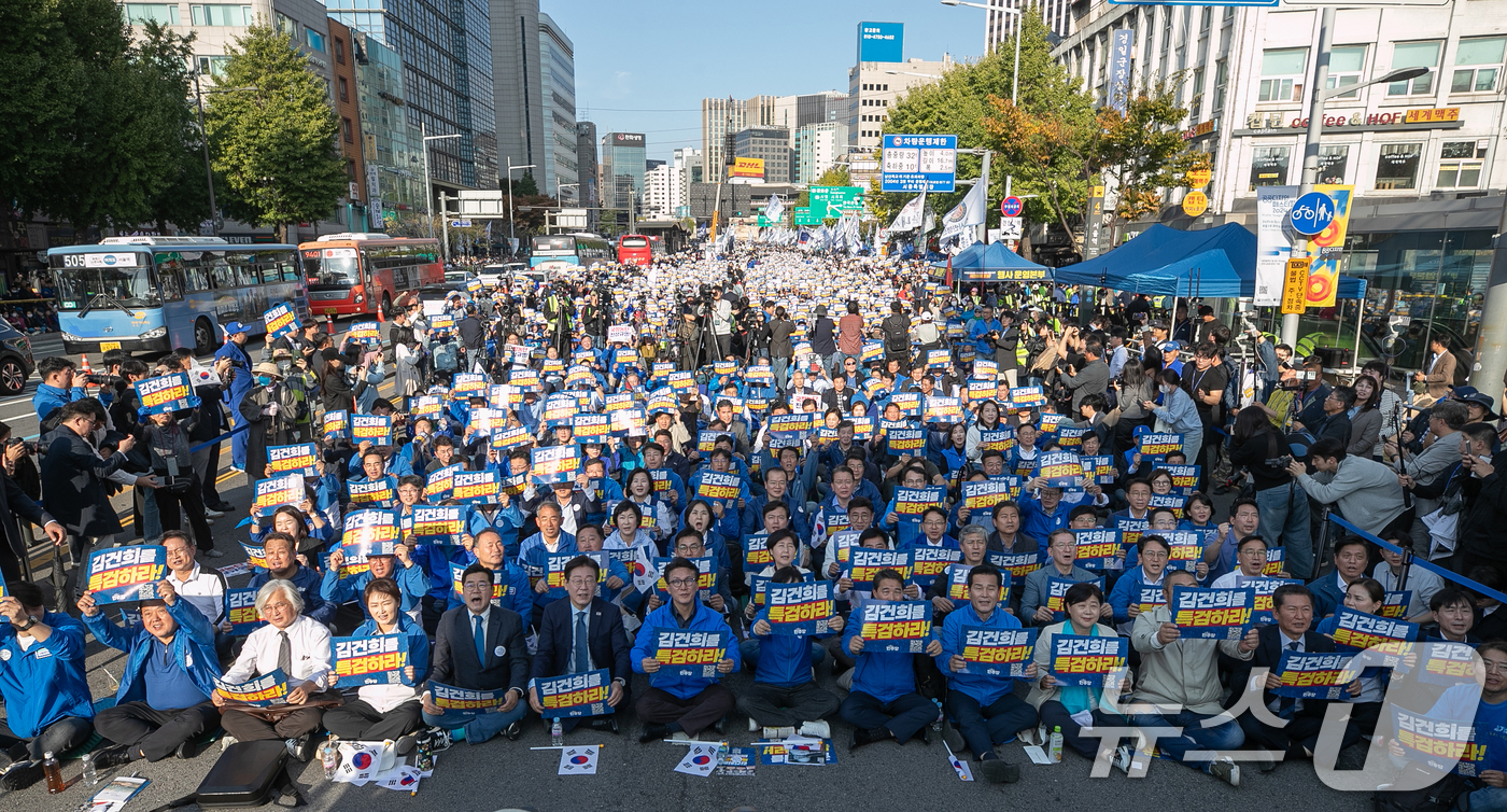 (서울=뉴스1) 이승배 기자 = 이재명 더불어민주당 대표가 2일 오후 서울 중구 서울역 인근에서 열린 ‘김건희 국정농단 범국민 규탄대회’에서 박찬대 원내대표를 비롯한 주요 참석자들 …