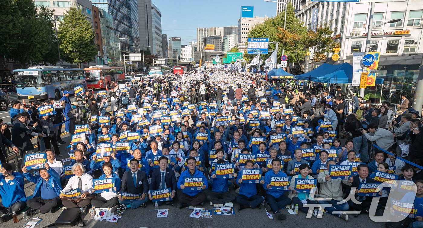 이재명 더불어민주당 대표가 2일 오후 서울 중구 서울역 인근에서 열린 ‘김건희 국정농단 범국민 규탄대회’에서 박찬대 원내대표를 비롯한 주요 참석자들과 함께 김건희 특검법 통과를 촉구하고 있다. 2024.11.2/뉴스1 ⓒ News1 이승배 기자