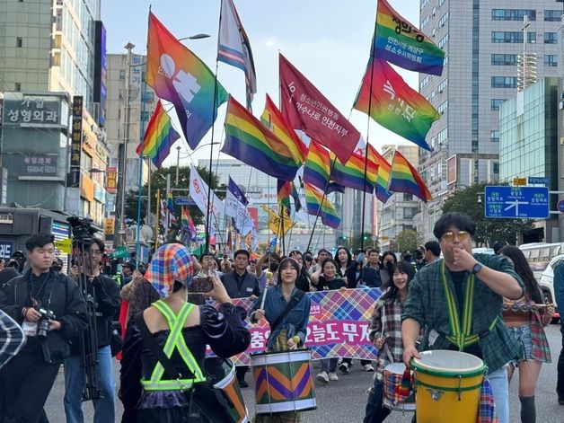 "거침 없이, 멈춤 없이, 평등을 향해…" 인천 퀴어축제 충돌 없이 마무리(종합)