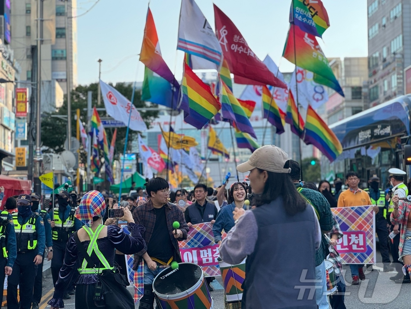 (인천=뉴스1) 박소영 기자 = 2일 오후 인천 부평역 일대에서 열린 제7회 인천퀴어축제에서 참가자들이 거리 행진을 하고 있다.2024.11.2/뉴스1