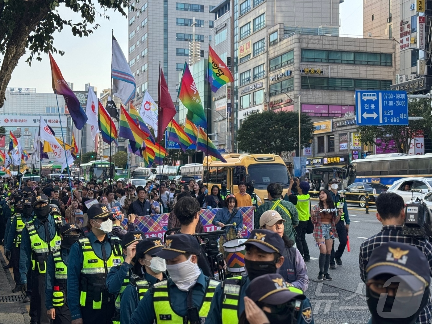 (인천=뉴스1) 박소영 기자 = 2일 오후 인천 부평역 일대에서 열린 제7회 인천퀴어축제에서 참가자들이 거리 행진을 하고 있다.2024.11.2/뉴스1