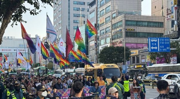 행진하는 퀴어축제 참가자들