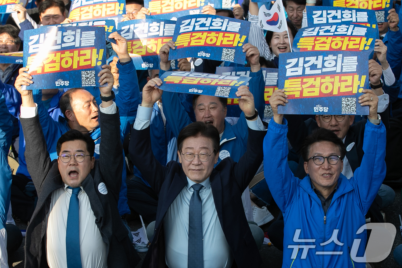 (서울=뉴스1) 이승배 기자 = 이재명 더불어민주당 대표가 2일 오후 서울 중구 서울역 인근에서 열린 ‘김건희 국정농단 범국민 규탄대회’에서 박찬대 원내대표를 비롯한 주요 참석자들 …