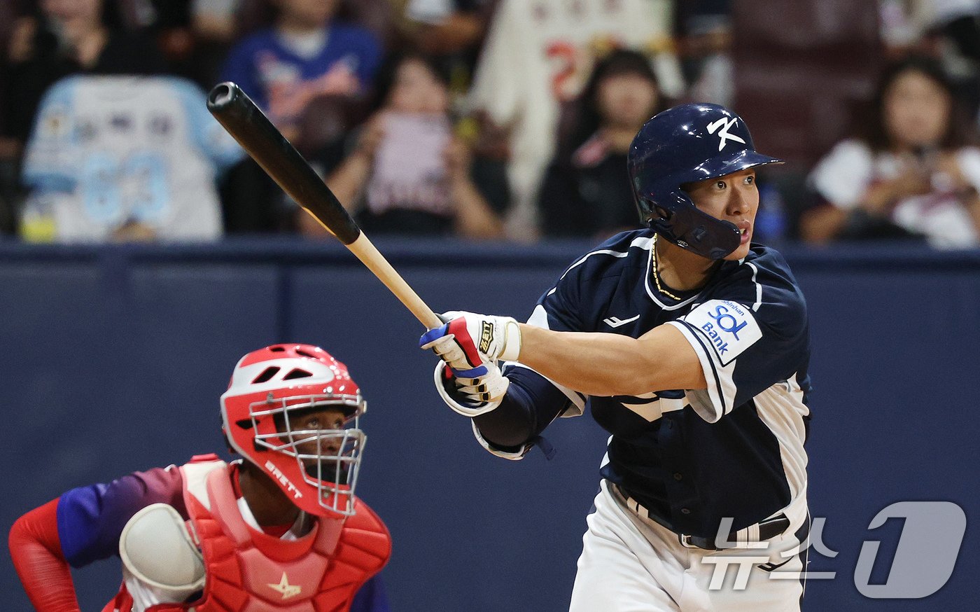 2일 오후 서울 구로구 고척스카이돔에서 열린 &#39;2024 K-BASEBALL SERIES&#39; 대한민국 야구 대표팀과 쿠바 대표팀의 평가전 2차전, 8회초 대한민국 공격 1사 상황에서 송성문이 3루타를 치며 타구를 확인하고 있다. 2024.11.2/뉴스1 ⓒ News1 장수영 기자