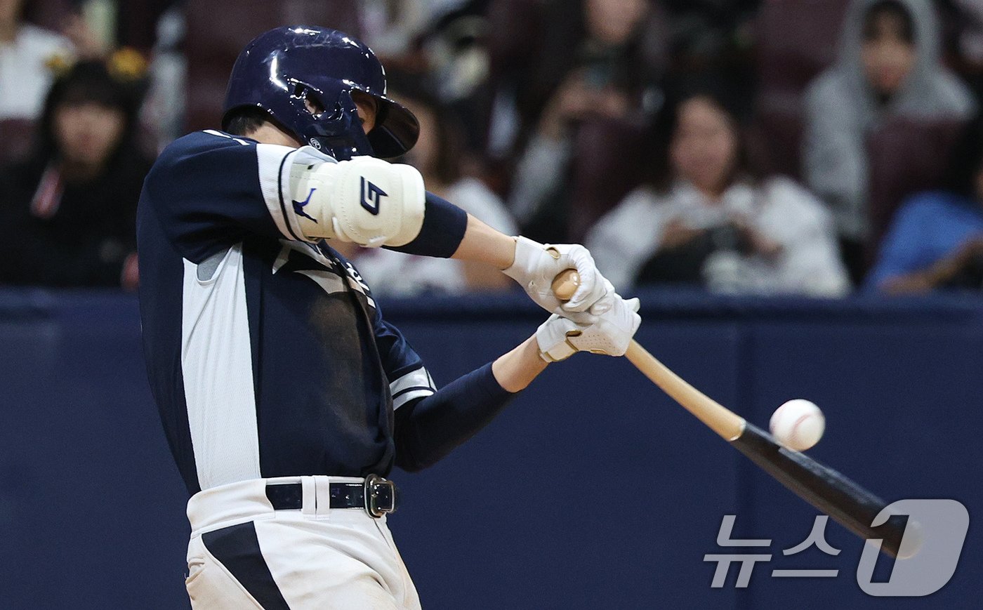 2일 오후 서울 구로구 고척스카이돔에서 열린 &#39;2024 K-BASEBALL SERIES&#39; 대한민국 야구 대표팀과 쿠바 대표팀의 평가전 2차전, 8회초 대한민국 공격 1사 3루 상황에서 나승엽이 1타점 적시타를 치고 있다. 2024.11.2/뉴스1 ⓒ News1 장수영 기자