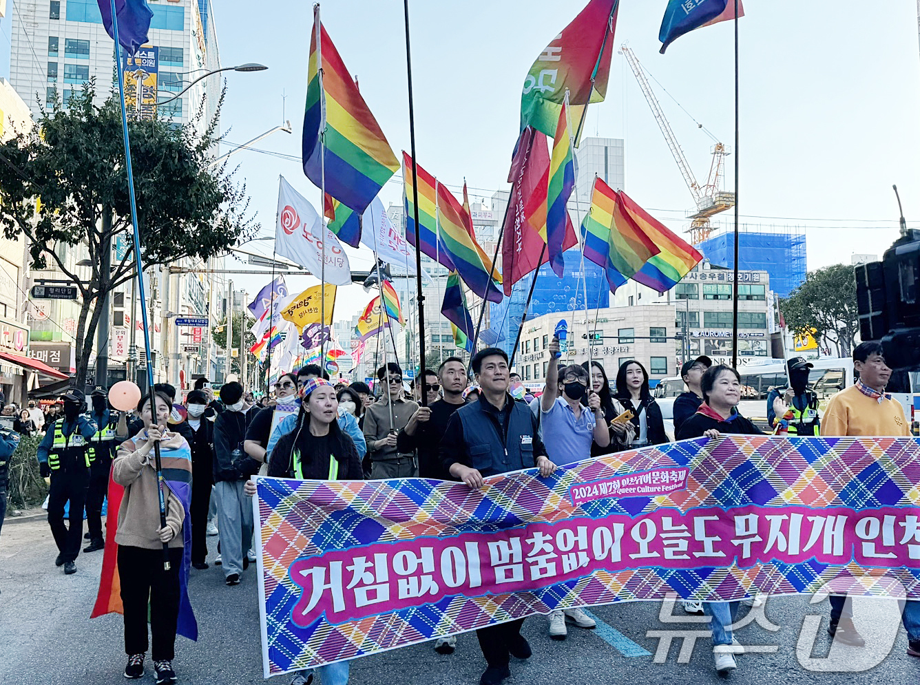 (인천=뉴스1) 박소영 기자 = 2일 오후 인천 부평역 일대에서 열린 제7회 인천퀴어축제에서 참가자들이 거리 행진을 하고 있다. 2024.11.2/뉴스1