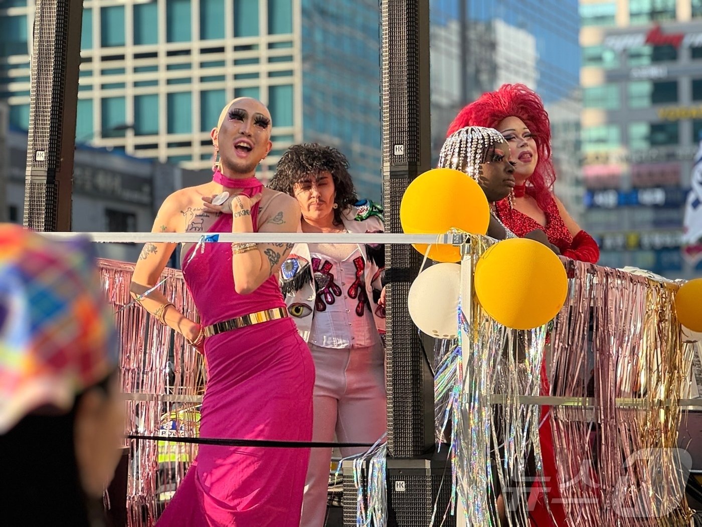 본문 이미지 - 2일 오후 인천시 부평역 일대에서 열린 제7회 퀴어축제 행진에서 참가자들이 거리 퍼레이드를 하고 있다. 2024.11.2/뉴스1 ⓒ News1 박소영 기자