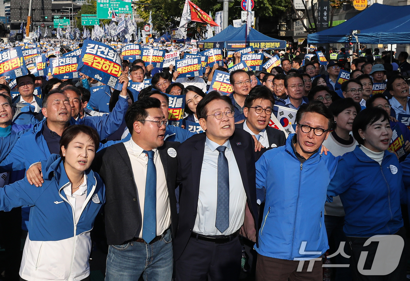 (서울=뉴스1) 이승배 기자 = 이재명 더불어민주당 대표가 2일 오후 서울 중구 서울역 인근에서 열린 ‘김건희 국정농단 범국민 규탄대회’에서 박찬대 원내대표, 김민석 최고위원을 비 …