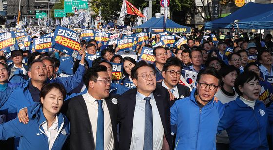 이재명 대표 '지도부와 어깨동무하고 특검법 통과 촉구'