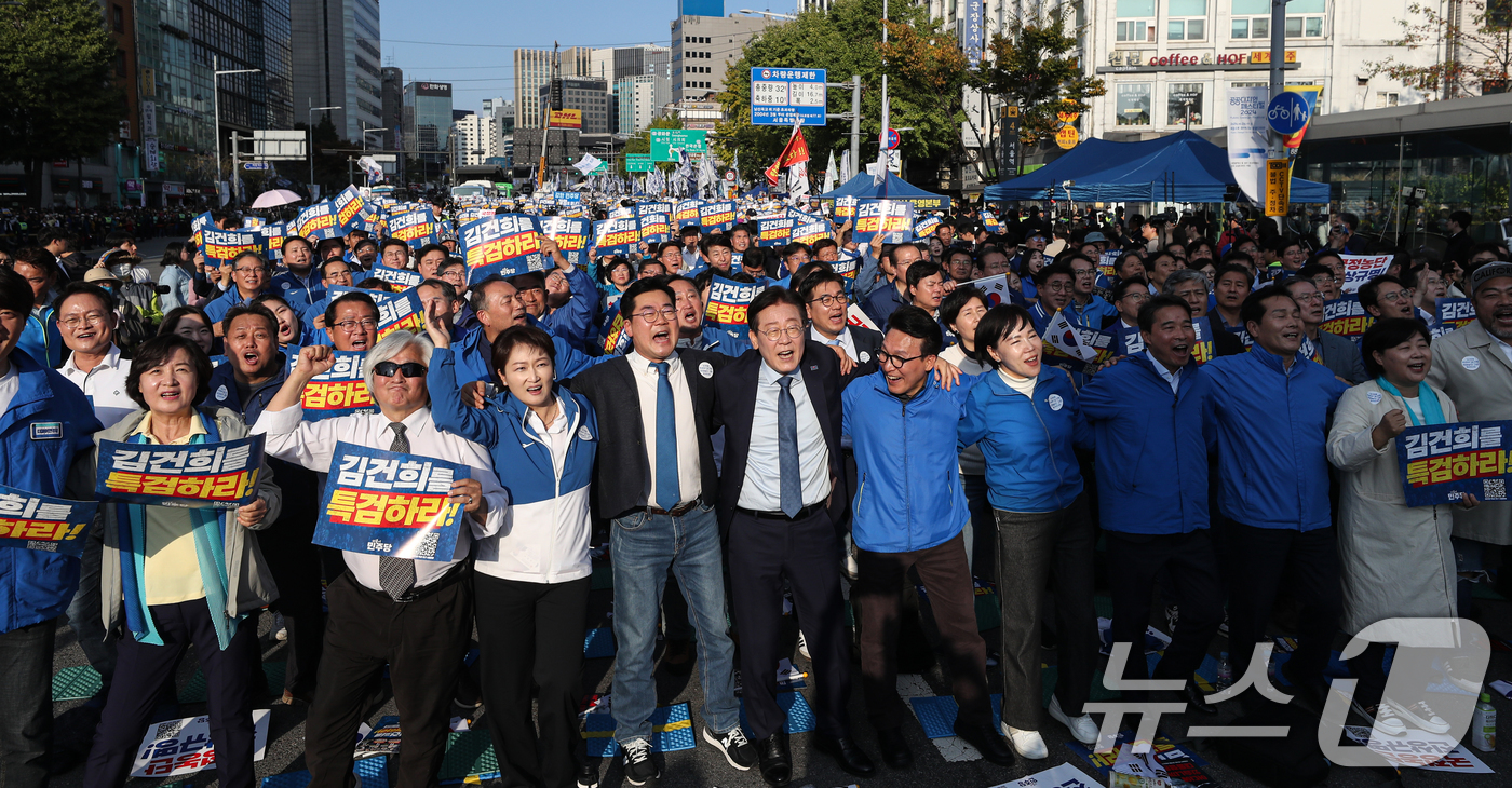 (서울=뉴스1) 이승배 기자 = 이재명 더불어민주당 대표가 2일 오후 서울 중구 서울역 인근에서 열린 ‘김건희 국정농단 범국민 규탄대회’에서 박찬대 원내대표, 김민석 최고위원을 비 …