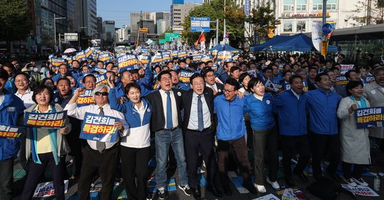 어깨동무한 민주당 지도부 '김건희 특검하라'