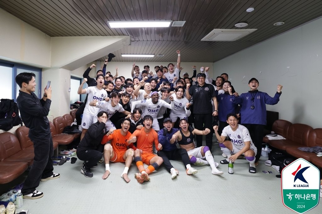  승격을 확정한 뒤 기뻐하는 안양 선수들&#40;한국프로축구연맹 제공&#41;