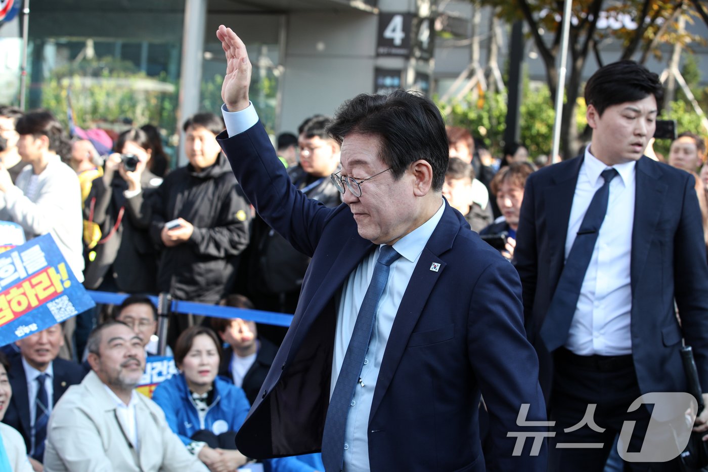 이재명 더불어민주당 대표가 2일 오후 서울 중구 서울역 인근에서 열린 ‘김건희 국정농단 범국민 규탄대회’에 참석하며 인사하고 있다. 2024.11.2/뉴스1 ⓒ News1 이승배 기자