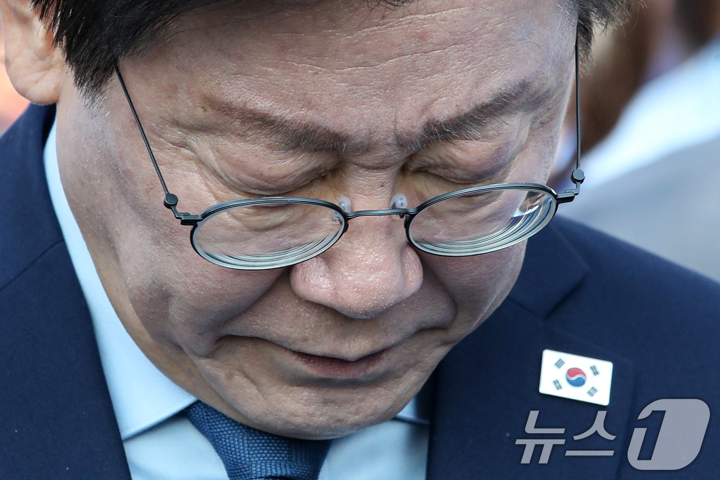 본문 이미지 - 이재명 더불어민주당 대표가 2일 오후 서울 중구 서울역 인근에서 열린 ‘김건희 국정농단 범국민 규탄대회’에서 국민의례하고 있다. 2024.11.2/뉴스1 ⓒ News1 이승배 기자