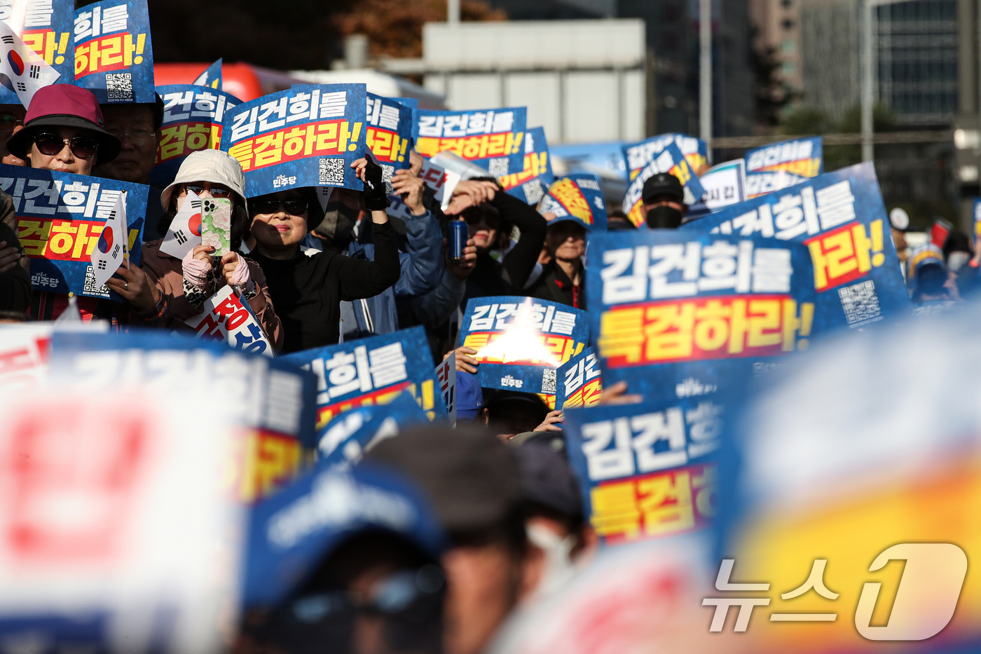 (서울=뉴스1) 이승배 기자 = 2일 오후 서울 중구 서울역 인근에서 열린 ‘김건희 국정농단 범국민 규탄대회’에서 참가자들이 구호를 외치고 있다. 2024.11.2/뉴스1