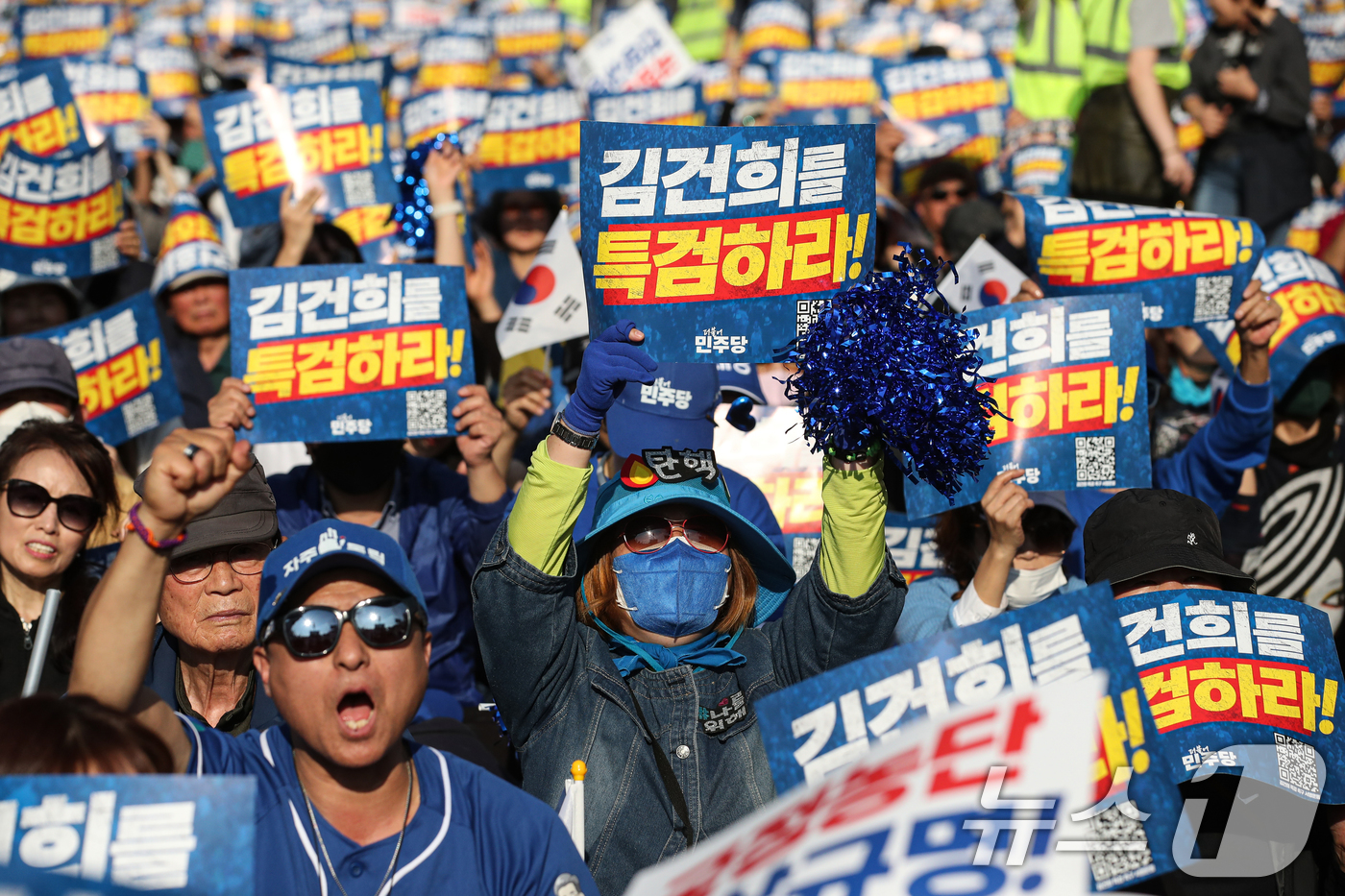 (서울=뉴스1) 이승배 기자 = 2일 오후 서울 중구 서울역 인근에서 열린 ‘김건희 국정농단 범국민 규탄대회’에서 참가자들이 구호를 외치고 있다. 2024.11.2/뉴스1