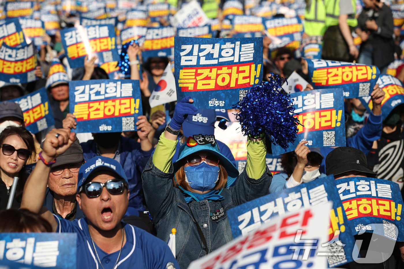 2일 오후 서울 중구 서울역 인근에서 열린 ‘김건희 국정농단 범국민 규탄대회’에서 참가자들이 구호를 외치고 있다. 2024.11.2/뉴스1 ⓒ News1 이승배 기자