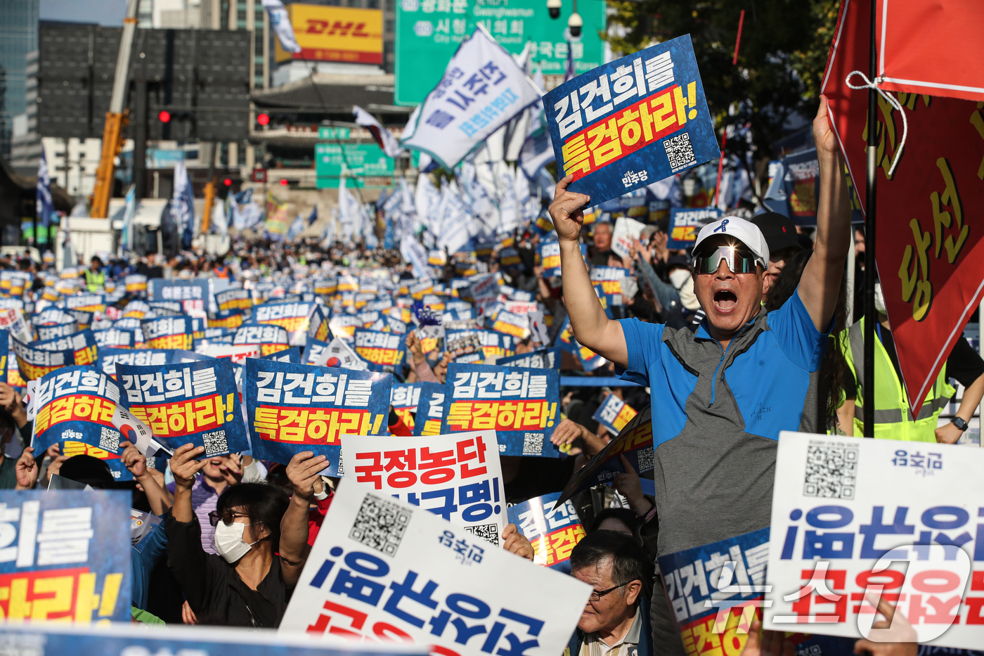 (서울=뉴스1) 이승배 기자 = 2일 오후 서울 중구 서울역 인근에서 열린 ‘김건희 국정농단 범국민 규탄대회’에서 참가자들이 구호를 외치고 있다. 2024.11.2/뉴스1