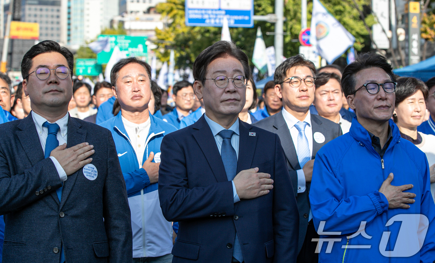 (서울=뉴스1) 이승배 기자 = 이재명 더불어민주당 대표가 2일 오후 서울 중구 서울역 인근에서 열린 ‘김건희 국정농단 범국민 규탄대회’에서 국민의례하고 있다. 2024.11.2/ …