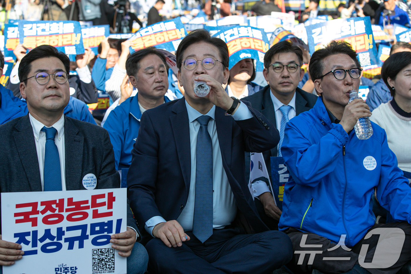 (서울=뉴스1) 이승배 기자 = 이재명 더불어민주당 대표가 2일 오후 서울 중구 서울역 인근에서 열린 ‘김건희 국정농단 범국민 규탄대회’에서 목을 축이고 있다. 2024.11.2/ …