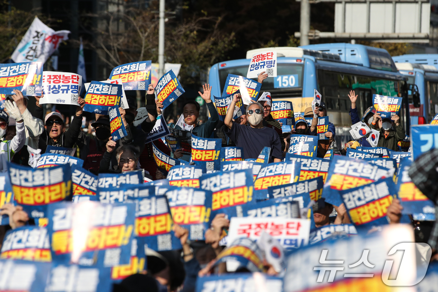 (서울=뉴스1) 이승배 기자 = 2일 오후 서울 중구 서울역 인근에서 열린 ‘김건희 국정농단 범국민 규탄대회’에서 참가자들이 구호를 외치고 있다. 2024.11.2/뉴스1