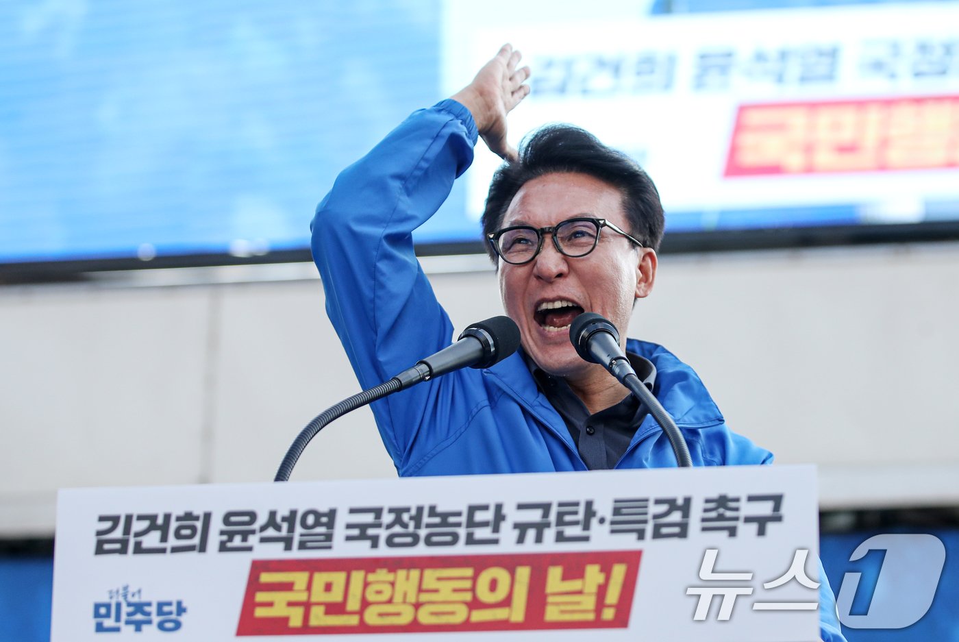 본문 이미지 - 김민석 더불어민주당 최고위원이 2일 오후 서울 중구 서울역 인근에서 열린 ‘김건희 국정농단 범국민 규탄대회’에서 발언하고 있다. 2024.11.2/뉴스1 ⓒ News1 이승배 기자