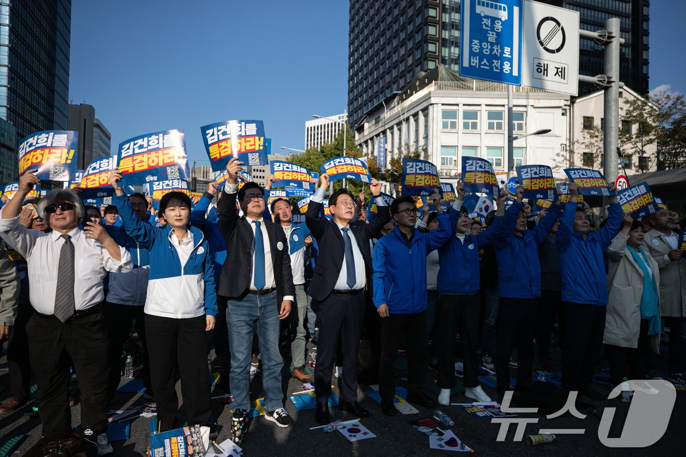 이재명 더불어민주당 대표가 2일 오후 서울 중구 서울역 인근에서 열린 ‘김건희 국정농단 범국민 규탄대회’에서 박찬대 원내대표, 김민석 최고위원을 비롯한 주요 참석자들과 구호를 외치고 있다. 2024.11.2/뉴스1 ⓒ News1 이승배 기자