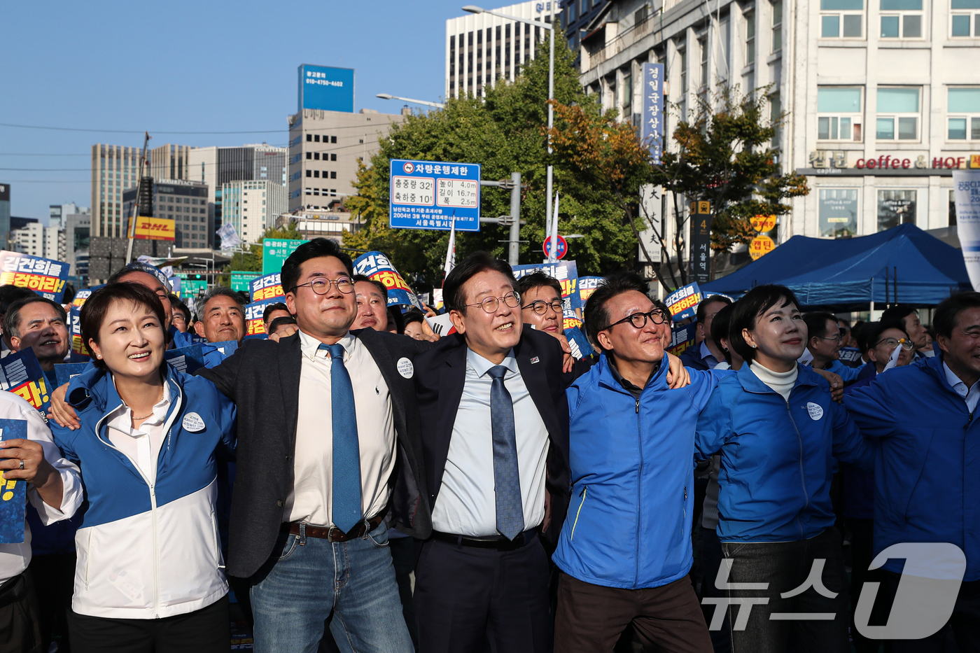 (서울=뉴스1) 이승배 기자 = 이재명 더불어민주당 대표가 2일 오후 서울 중구 서울역 인근에서 열린 ‘김건희 국정농단 범국민 규탄대회’에서 박찬대 원내대표, 김민석 최고위원을 비 …