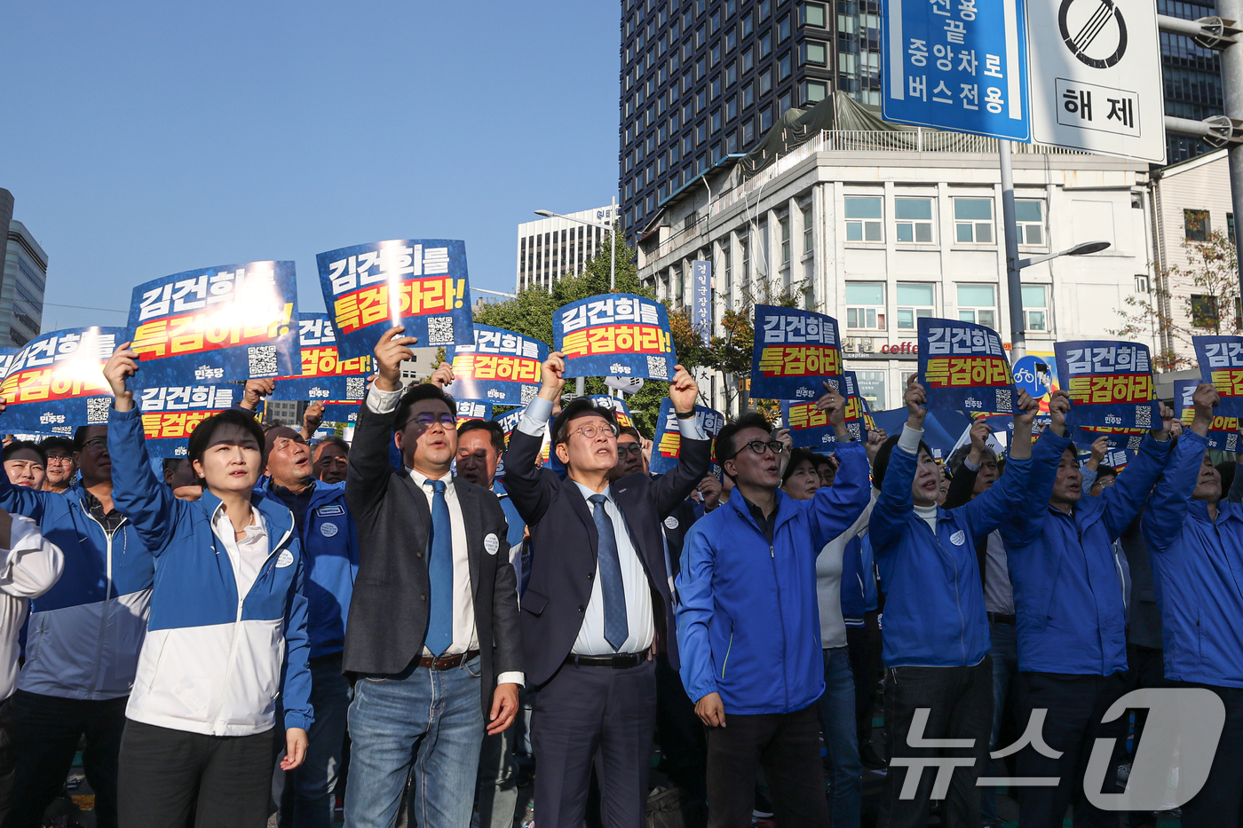 (서울=뉴스1) 이승배 기자 = 이재명 더불어민주당 대표가 2일 오후 서울 중구 서울역 인근에서 열린 ‘김건희 국정농단 범국민 규탄대회’에서 박찬대 원내대표, 김민석 최고위원을 비 …